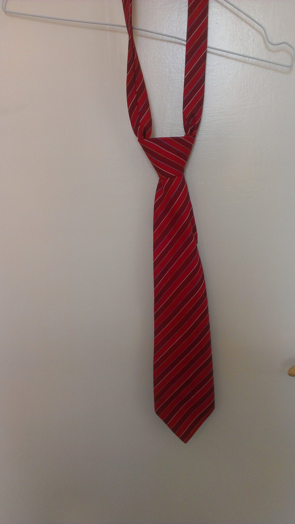 gestreifte rote Krawatte