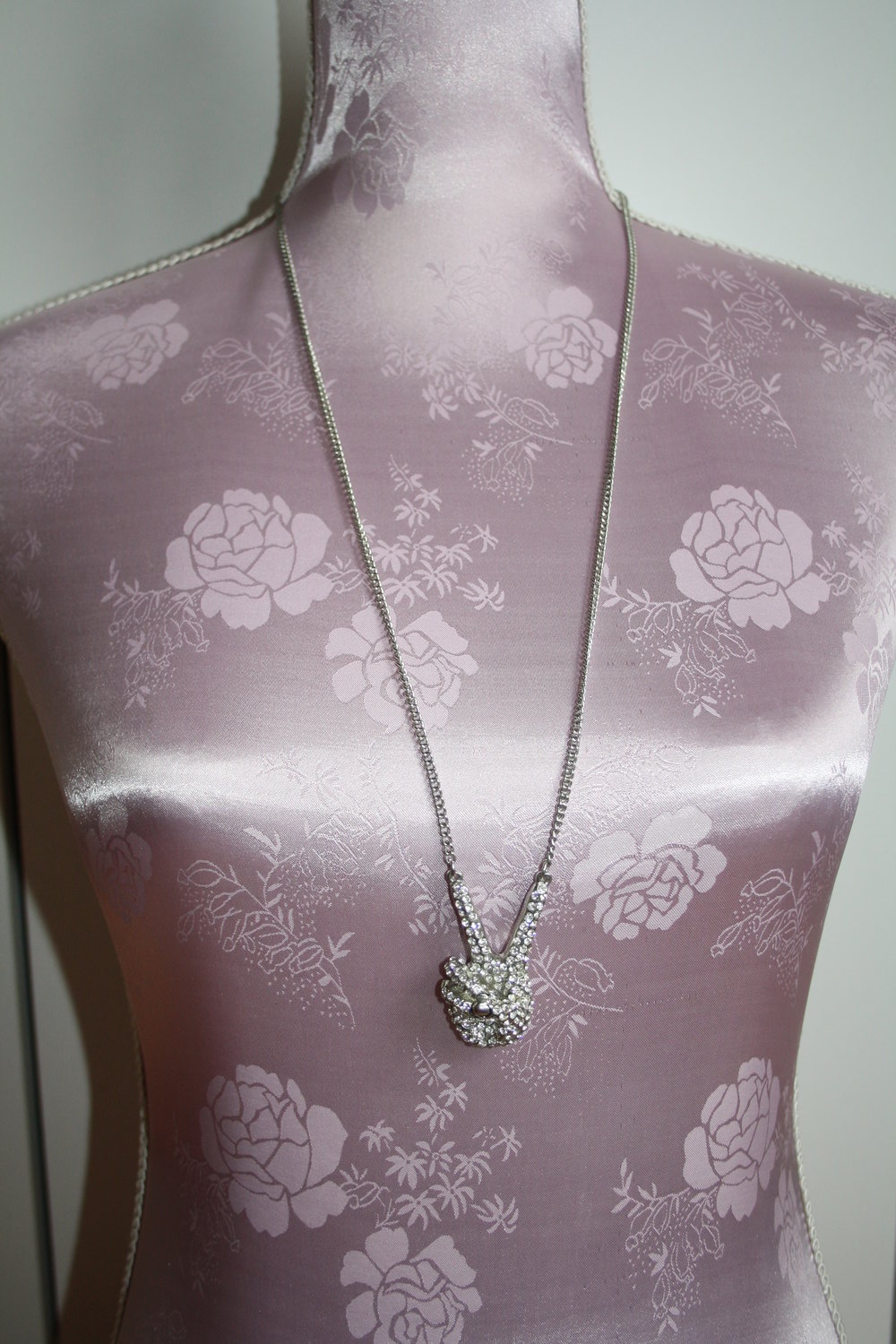 * lange Kette silber Peace Zeichen Glitzersteine