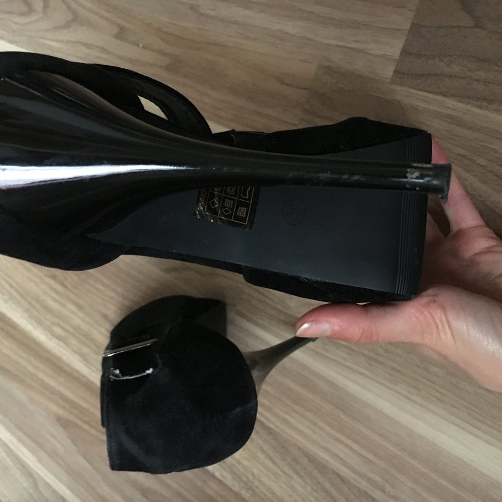 Schwarze Peep-Toes mit Rüschen