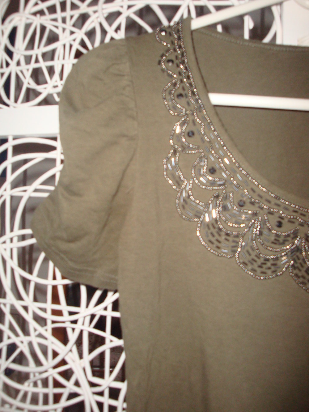 T-Shirt mit verziertem Ausschnitt