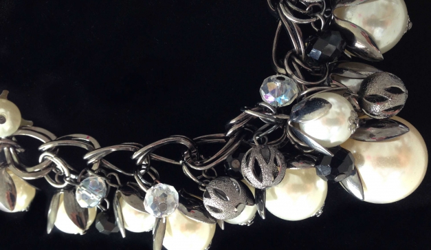 Statement Kette Halskette Grau Silber Blume Perlen schwarz Perlenkette Panzerkette