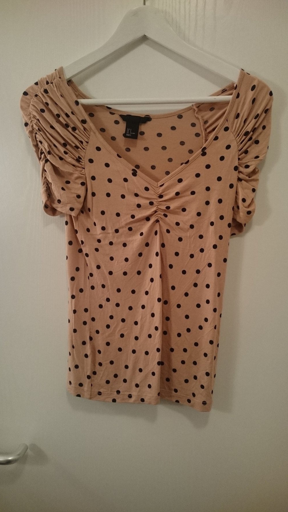 Gepunktetes Oberteil