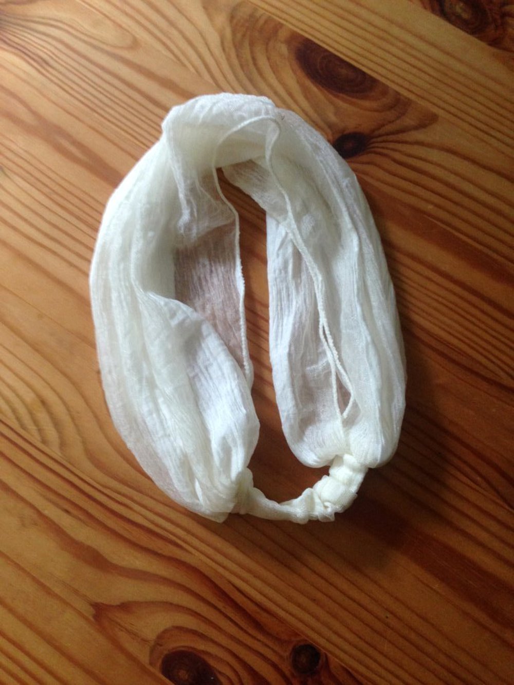 Haarband in zartem Cremeton