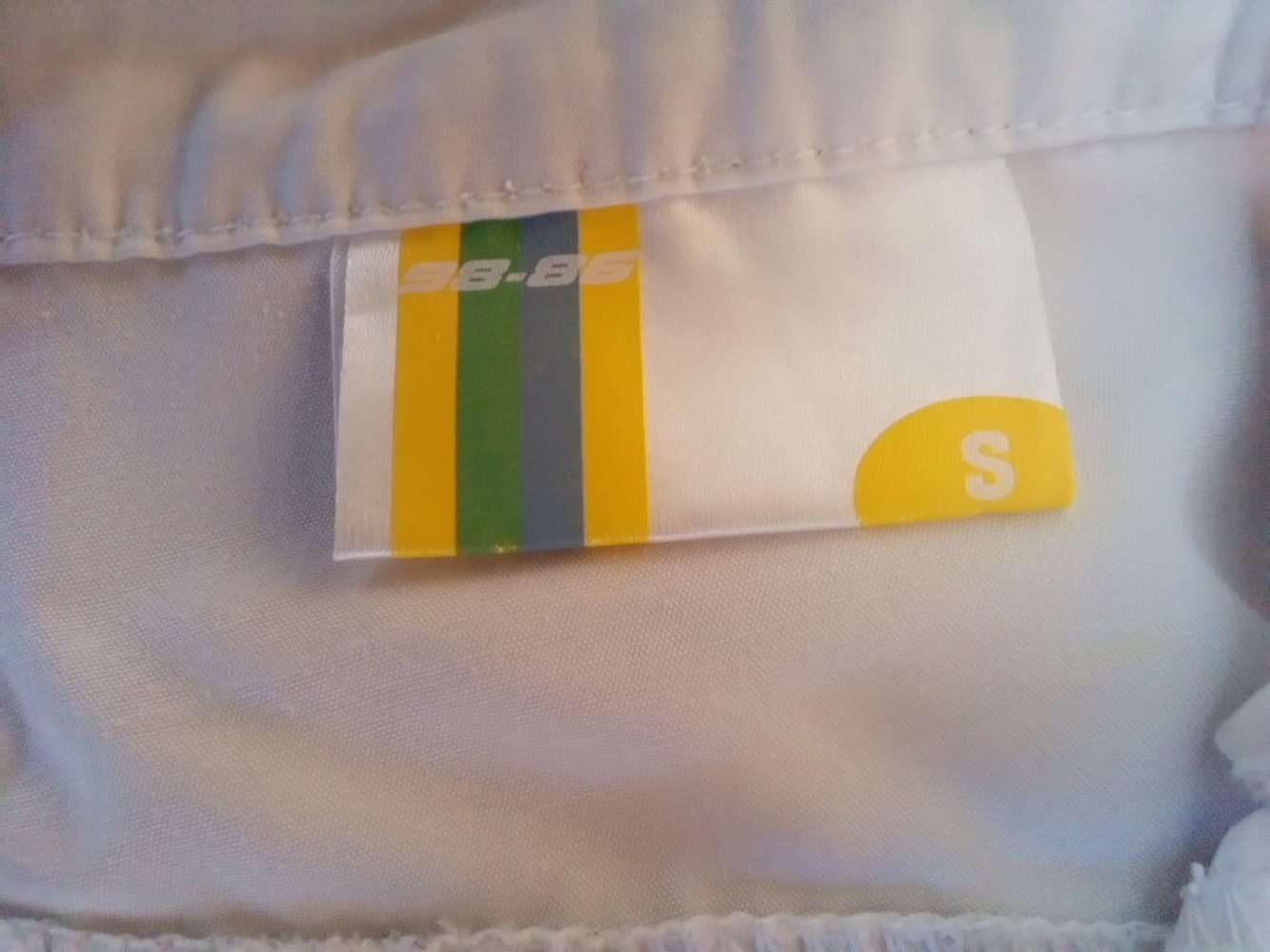 Luftige weiße Sommerhose