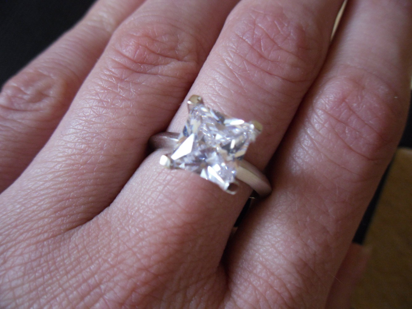 Silberring mit quadratischem Zirkoniastein 