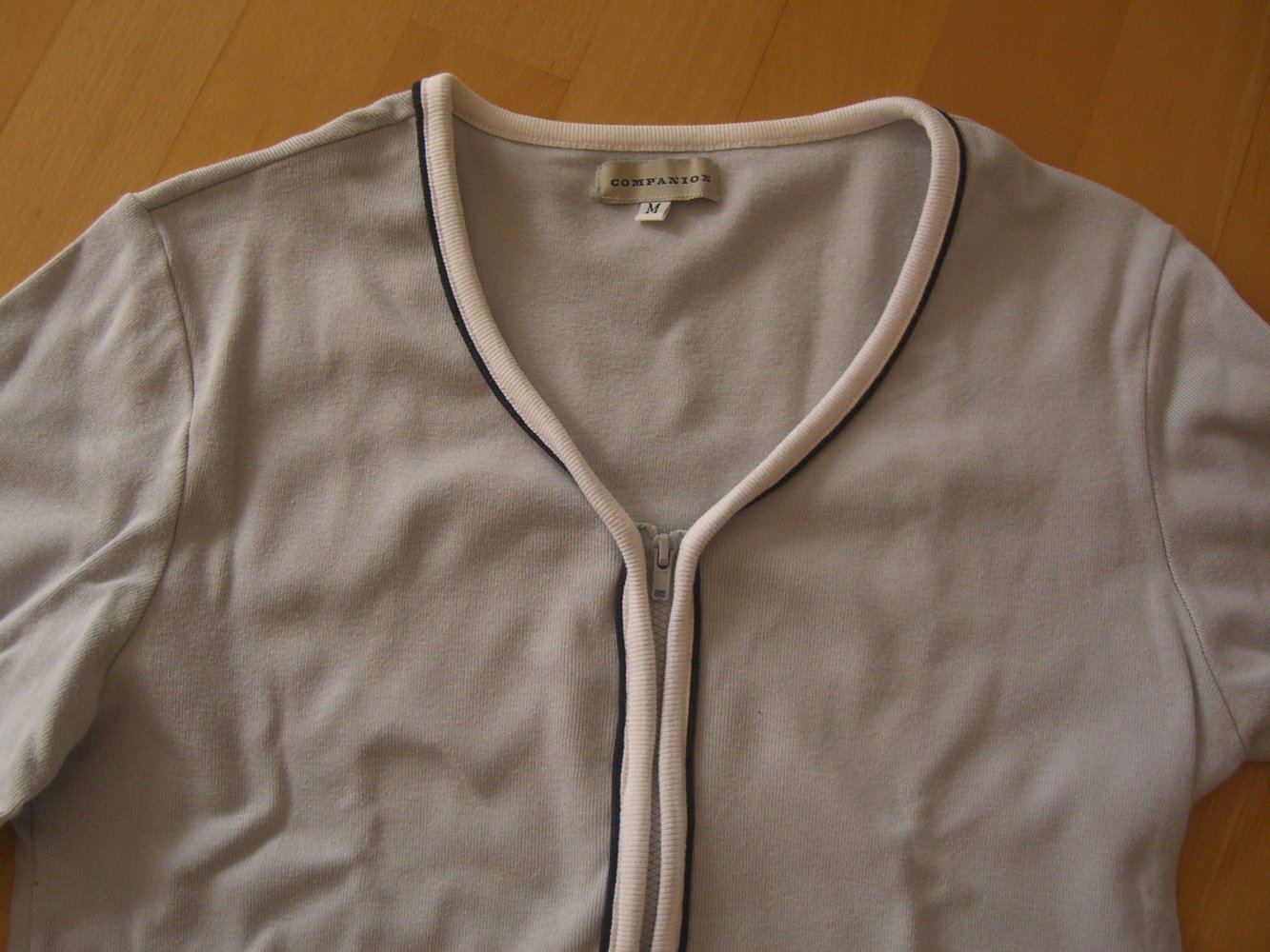 Süßer hellgrauer Cardigan