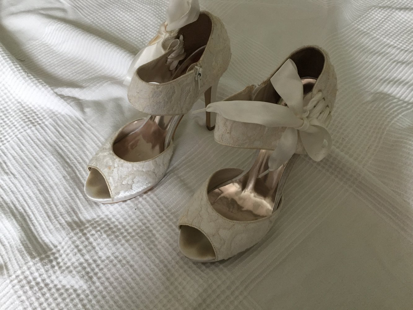 Weiße Pumps mit Schleife