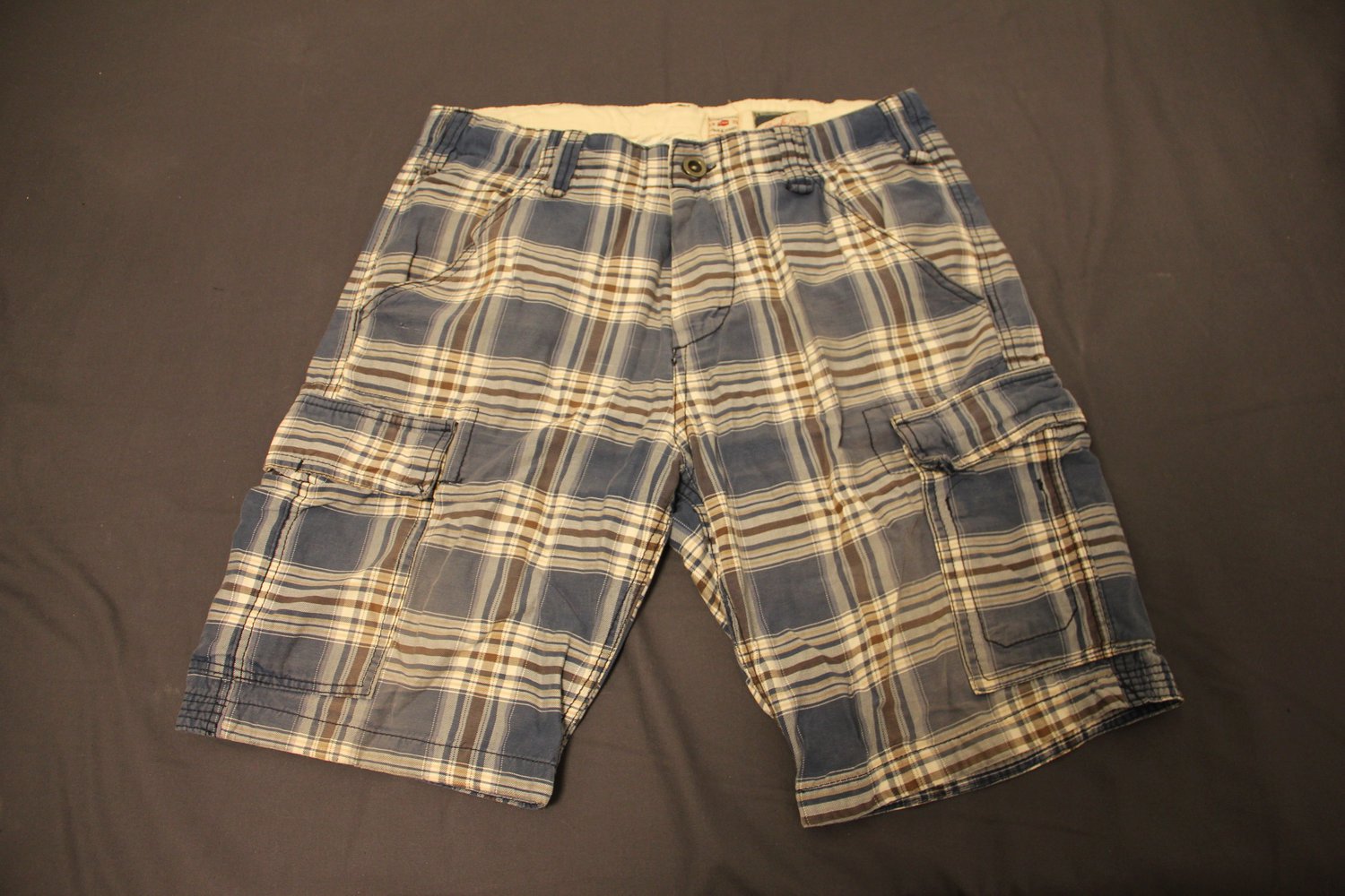 Blau karierte Shorts