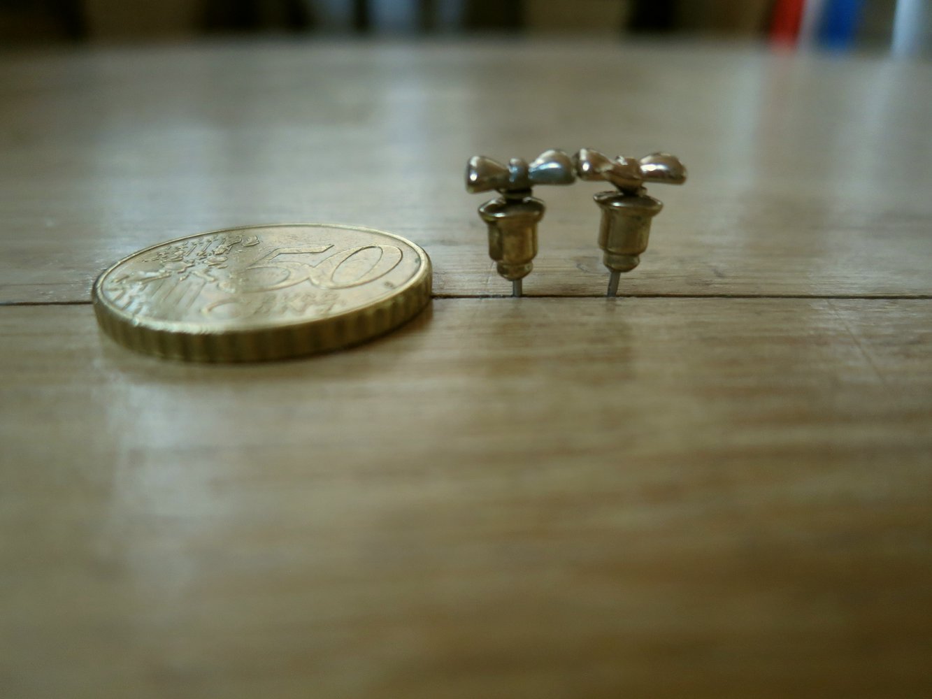 Goldenen Ohrstecker in Schleifen-Form