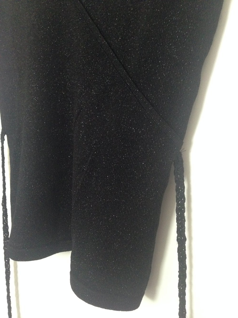 schwarzes Top aus glitzerstoff mit Wickelband