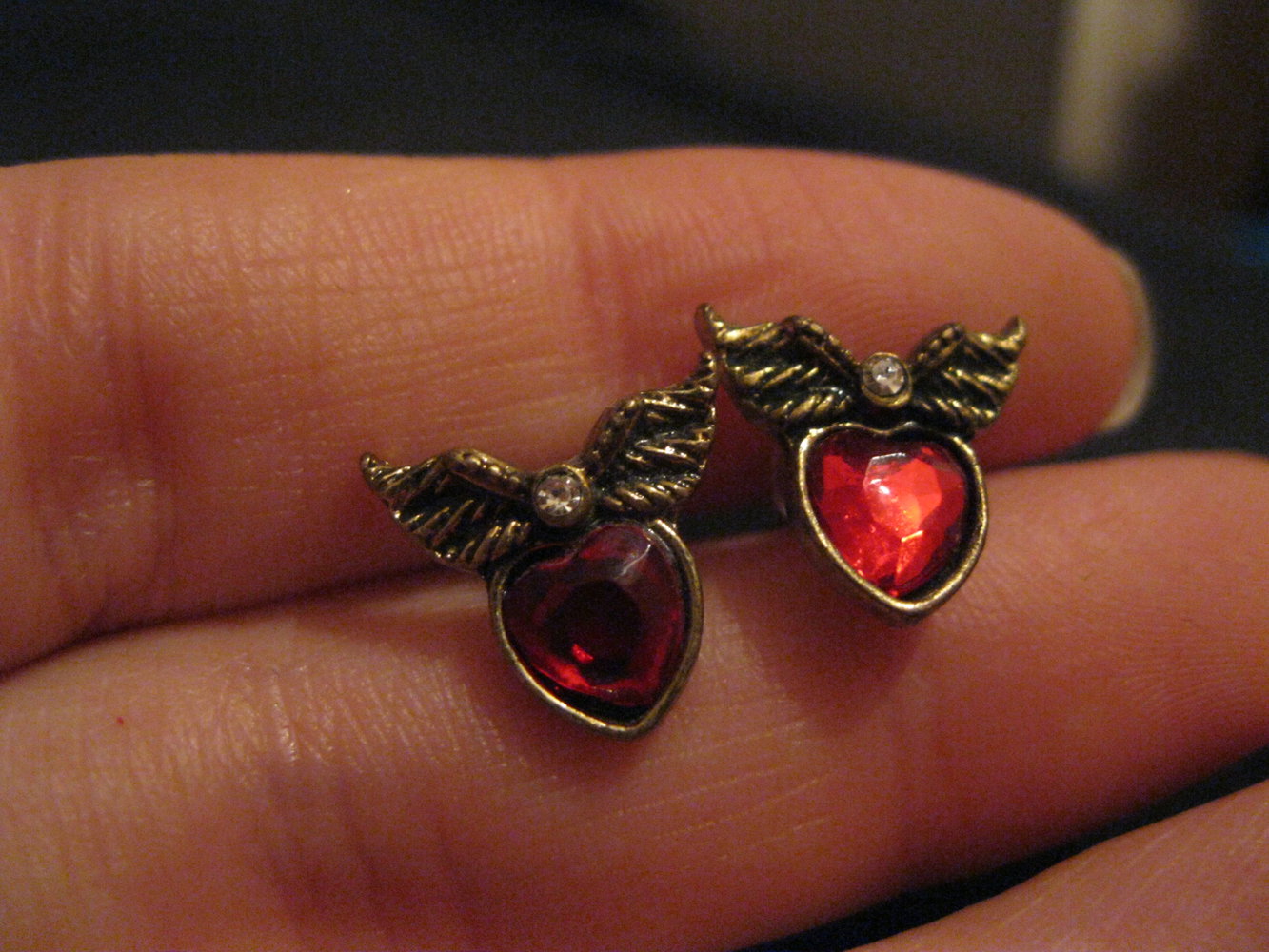 Herz mit Flügeln Ohrringe roter Stein