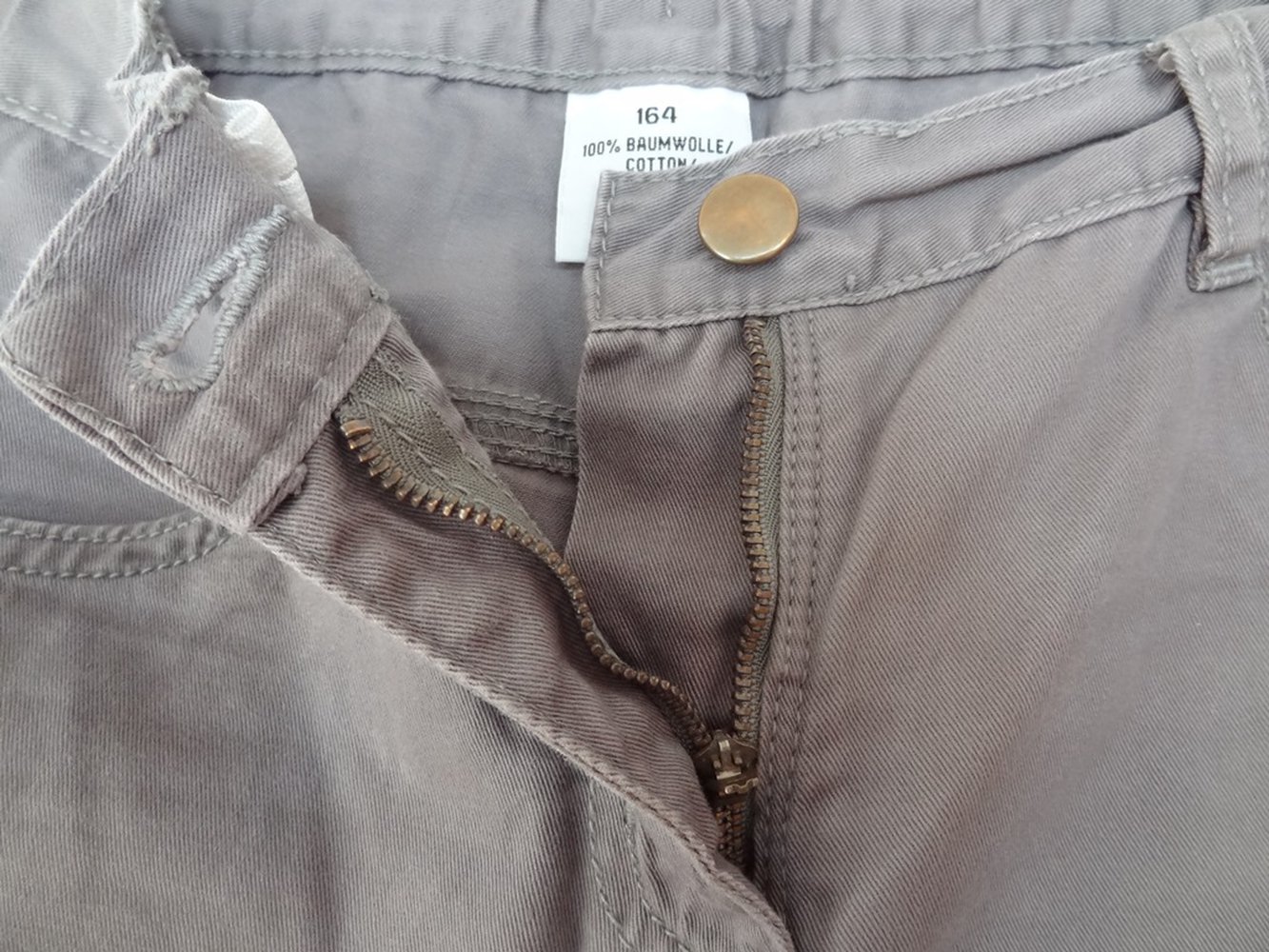 Graue Hose mit Taschen