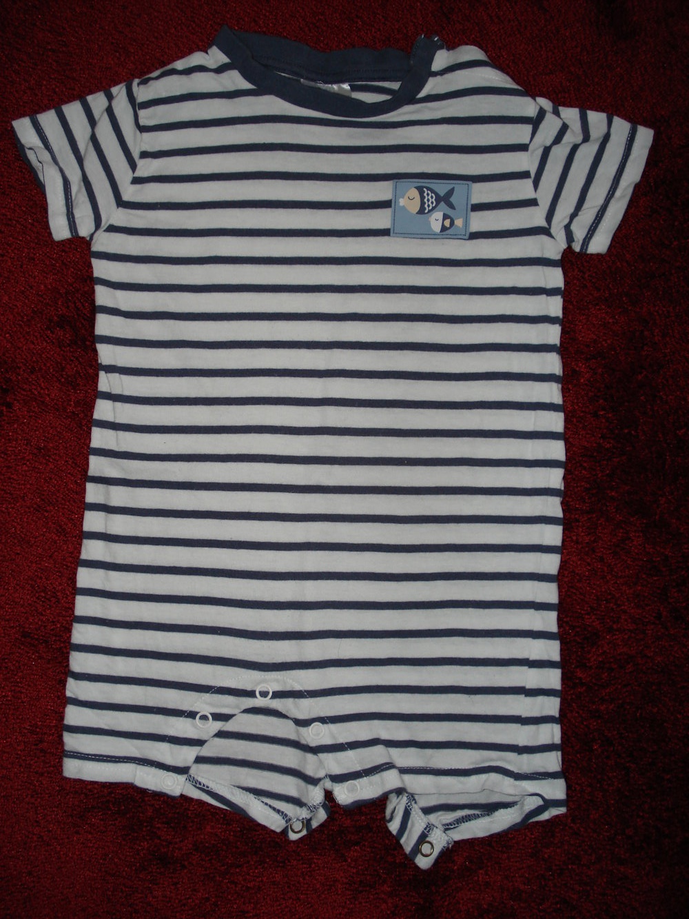 weiß-blau-gestreifter Sommer-Schlafanzug mit Fischen