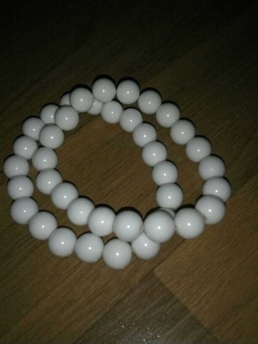 Weiße Perlenarmbänder