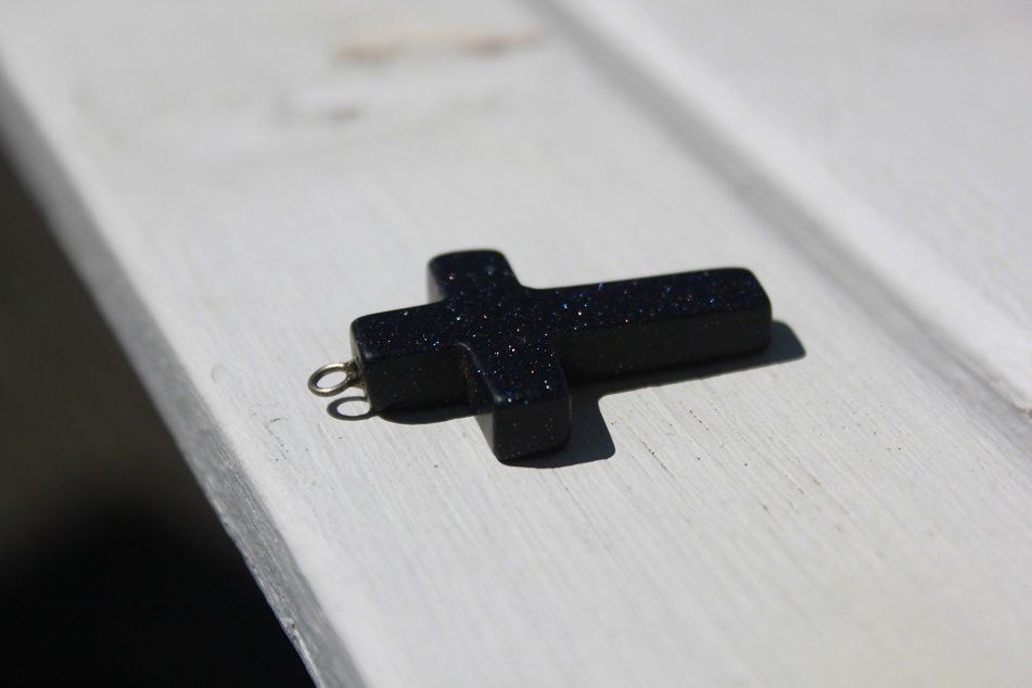 Nächtlicher Sternenhimmel in Kreuzform (z.B. für eine Kette)