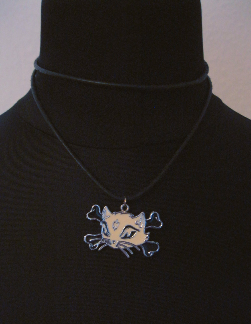  Kitty Kettenanhänger Cross bone 