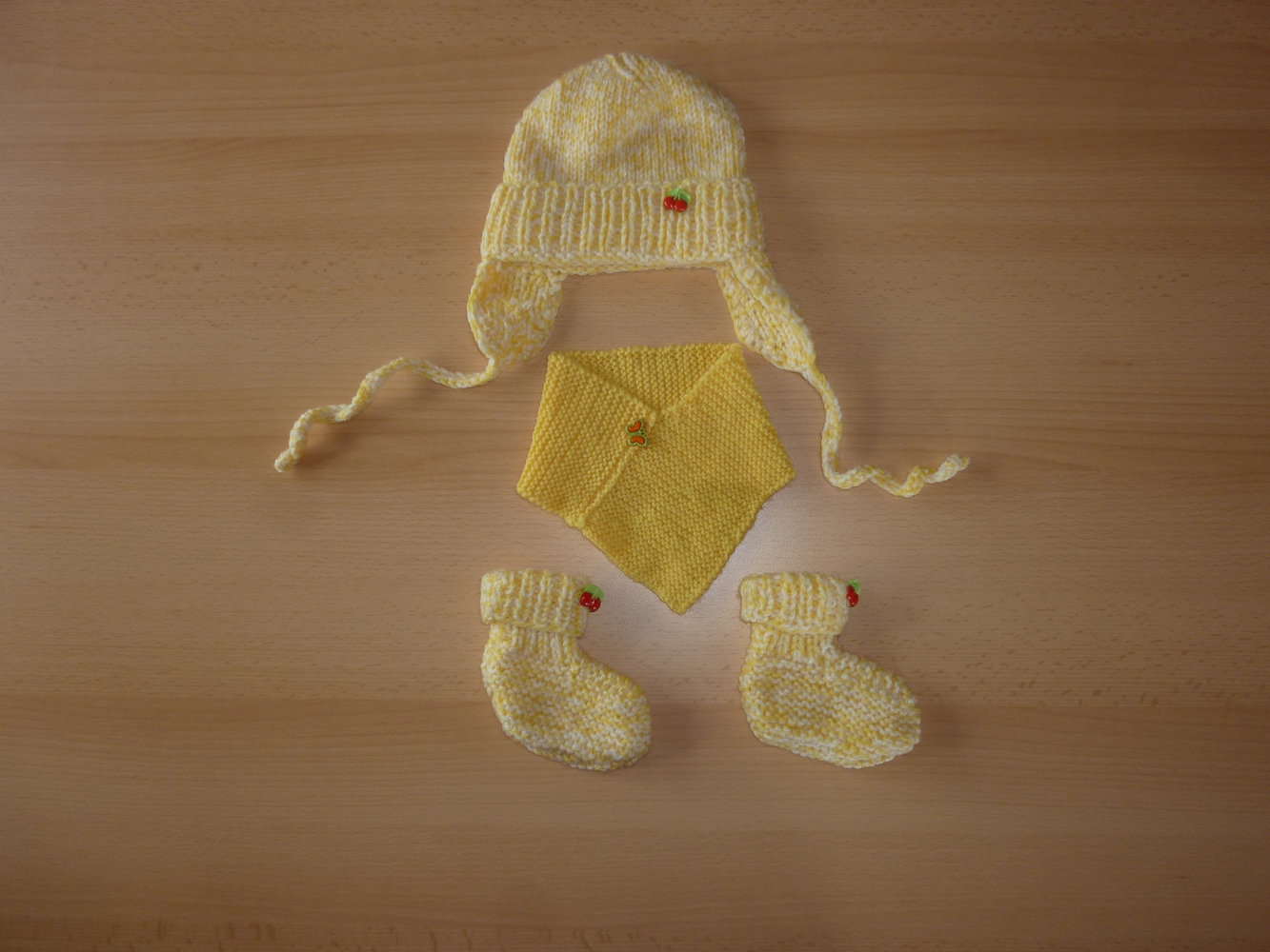 DIY Strickset (Mütze, Halstuch und Schühchen) in gelb/weiß