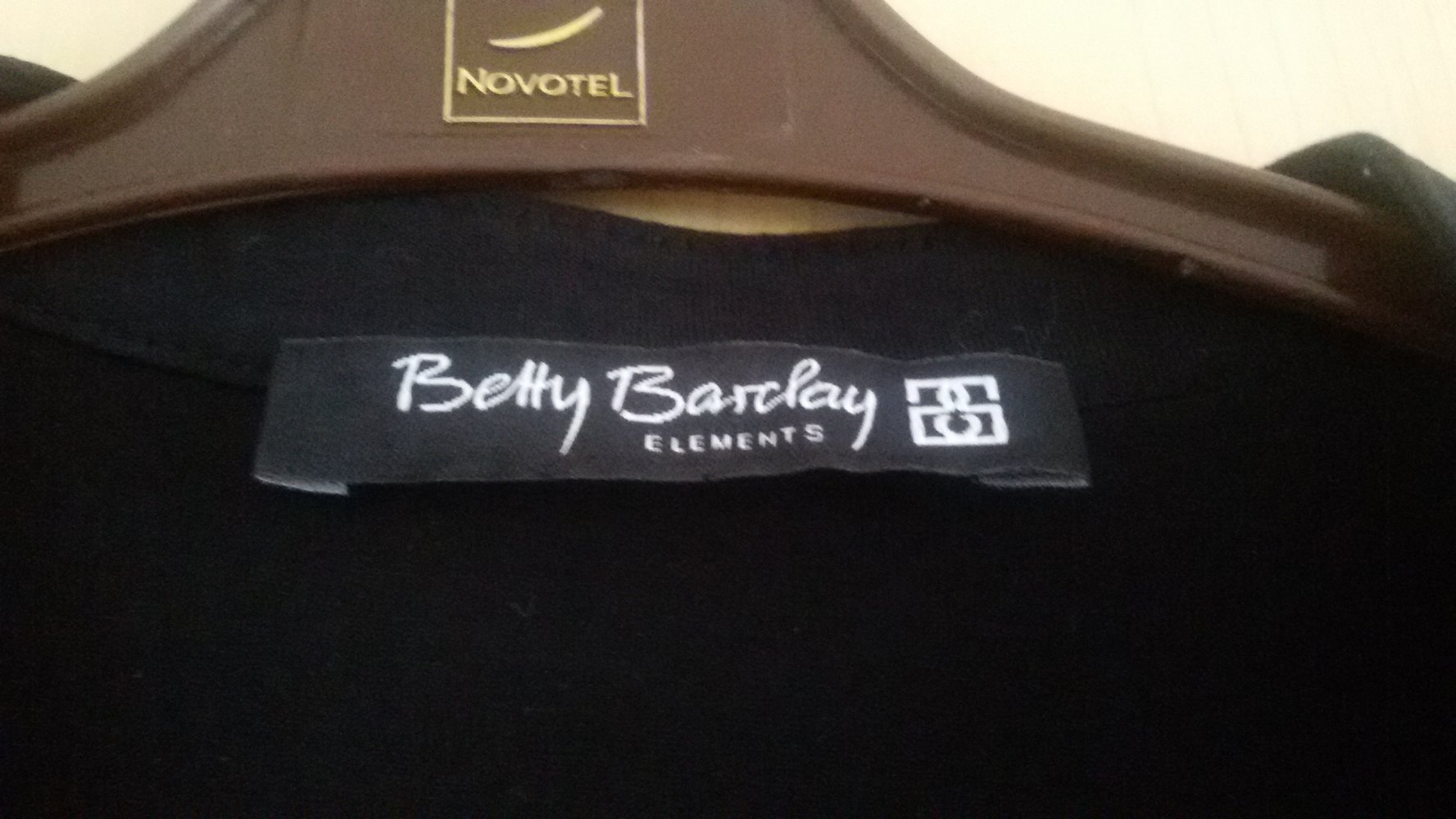 Schönes Betty Barclay Oberteil Dreiviertelarm 3/4-Arm in Schwarz mit Rüschen Gr.38