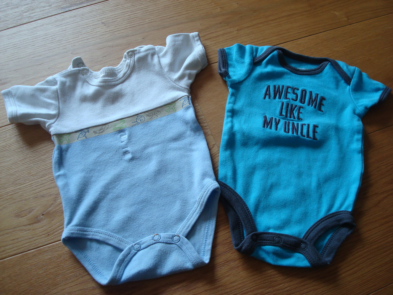 2 Kurzarmbodys für Babyjungen