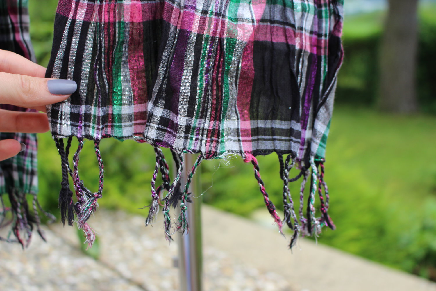 Bunter silberglänzender Schal