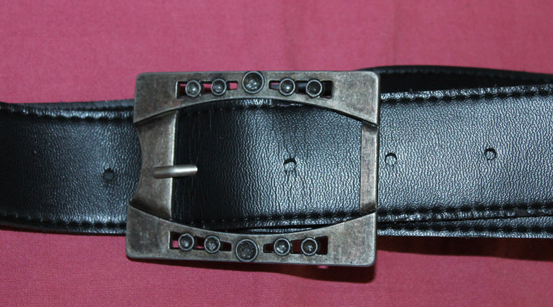 schwarzer Gürtel mit schöner Schnalle