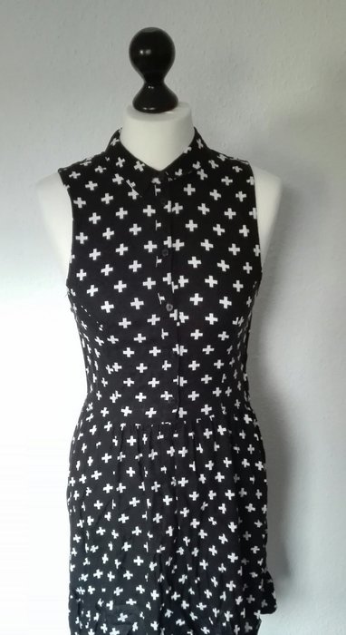 Schwarzes Kragenkleid mit Muster
