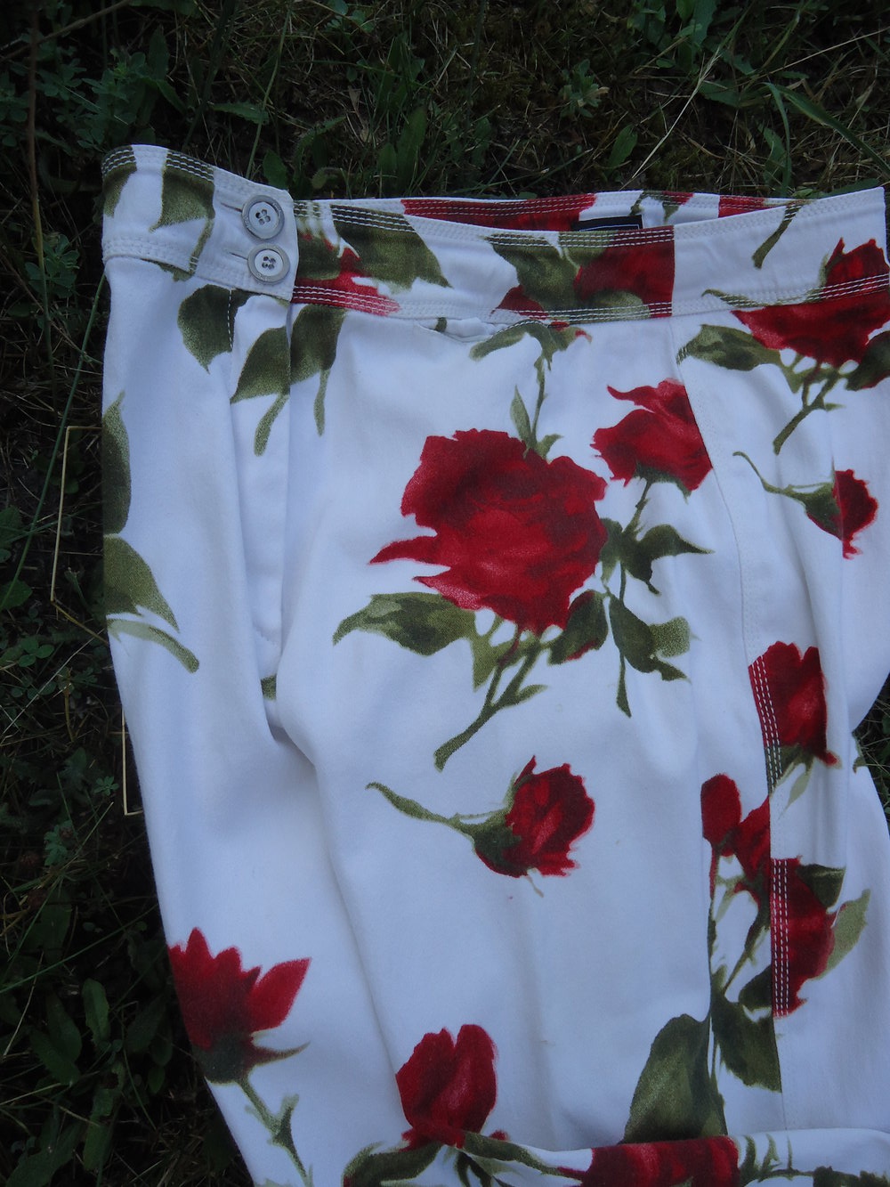 Weite Stretchhose mit Blumenprint