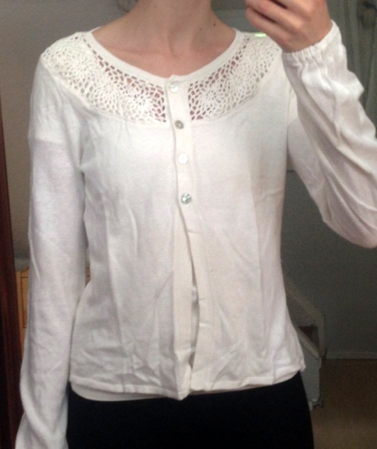 süße Cardigan mit Häkeleinsatz