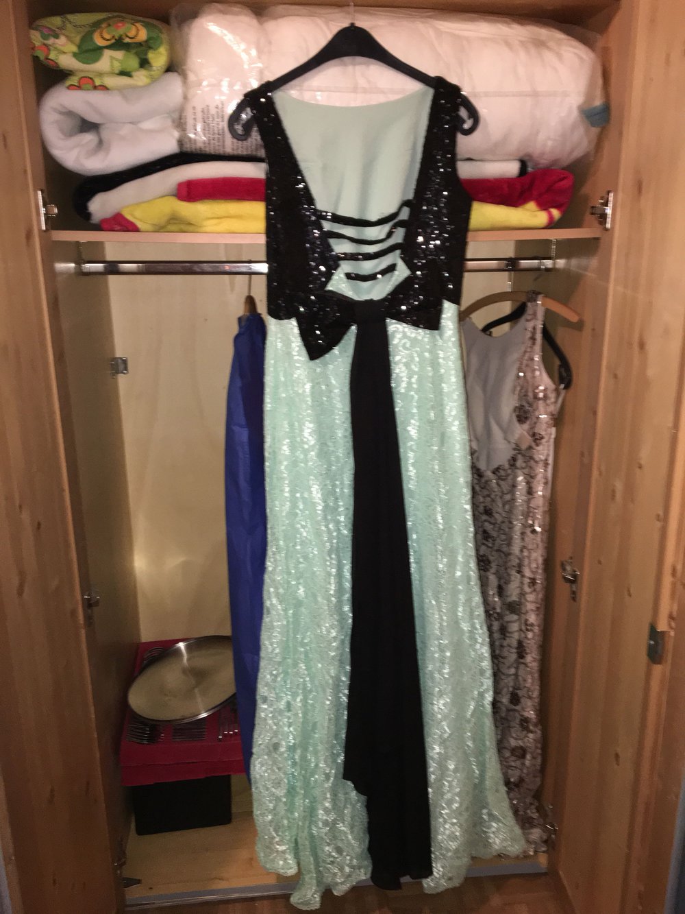 Türkis Abendkleid mit rücken Dekolleté am rücken schleife
Komplett Spitze
