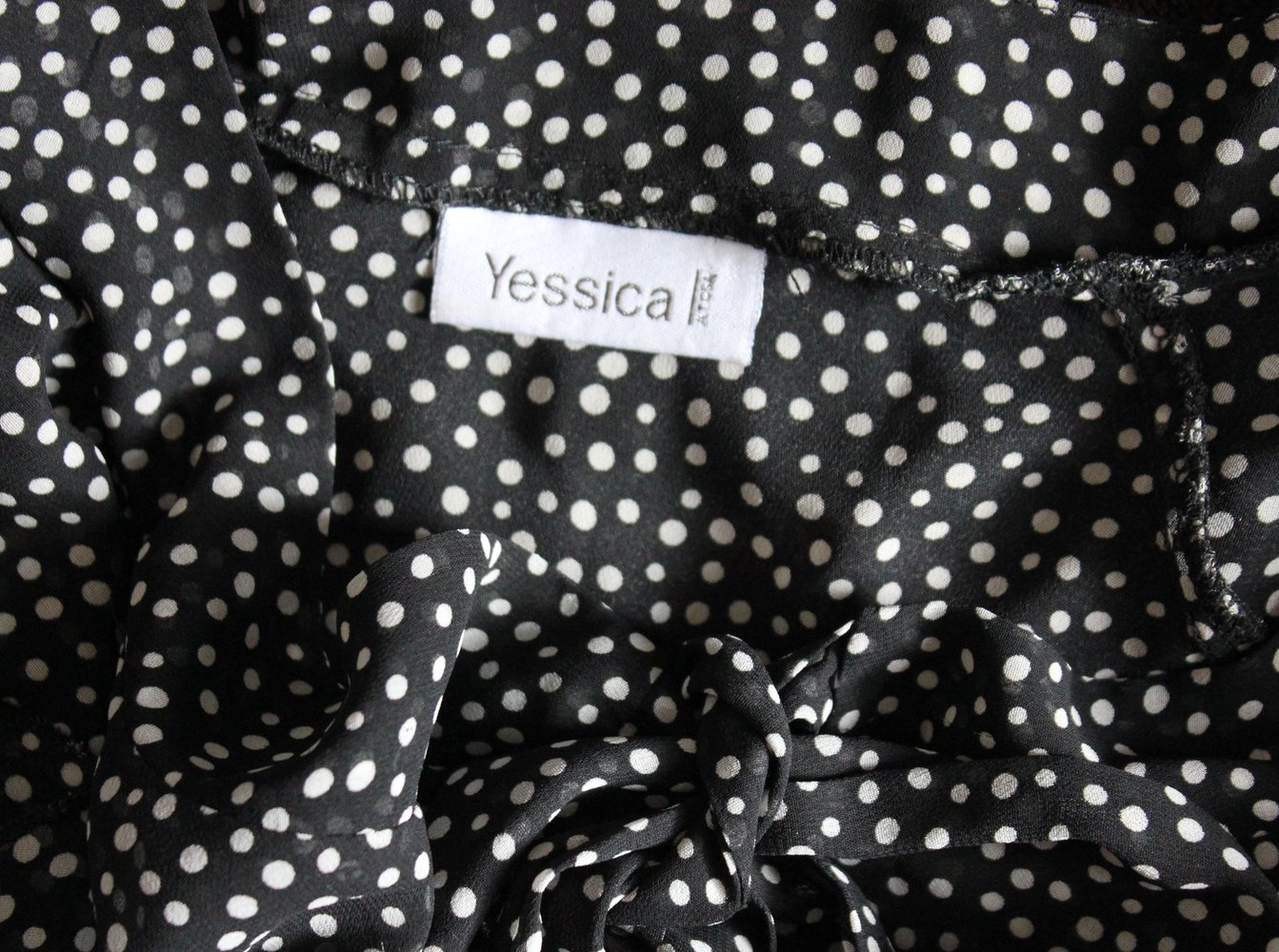 gepunktete Schluppenbluse