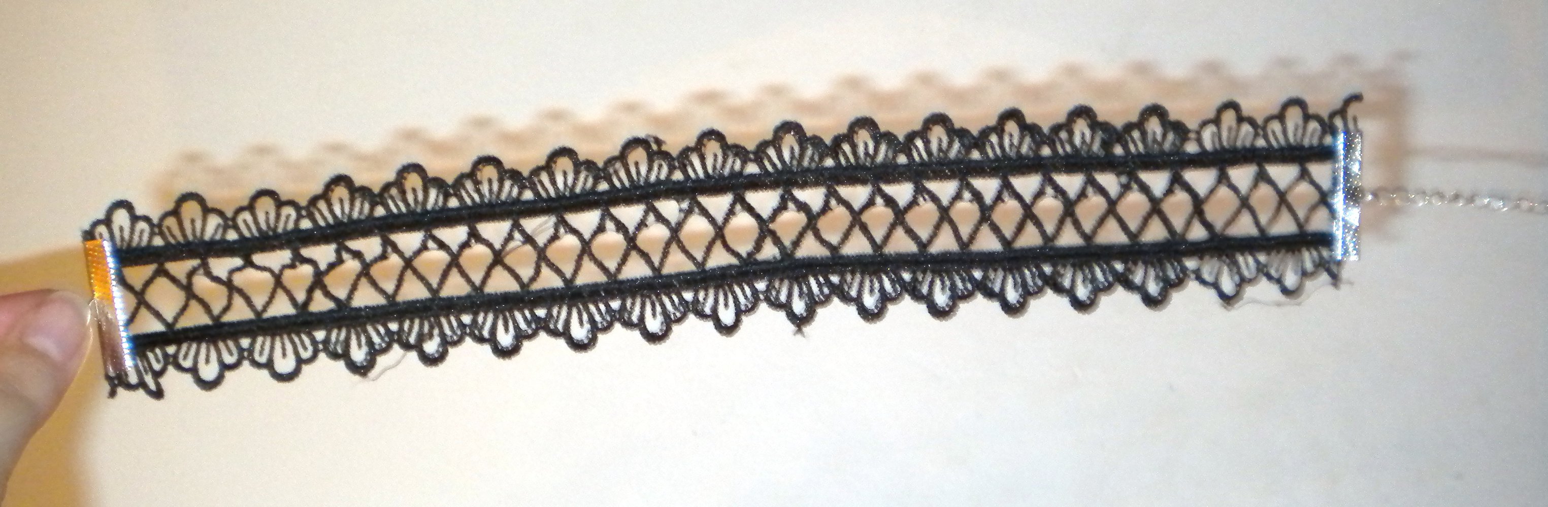 schwarzer breiter Choker aus Spitze mit Rauten u. Blumen, Spitzenchoker, Blumenchoker