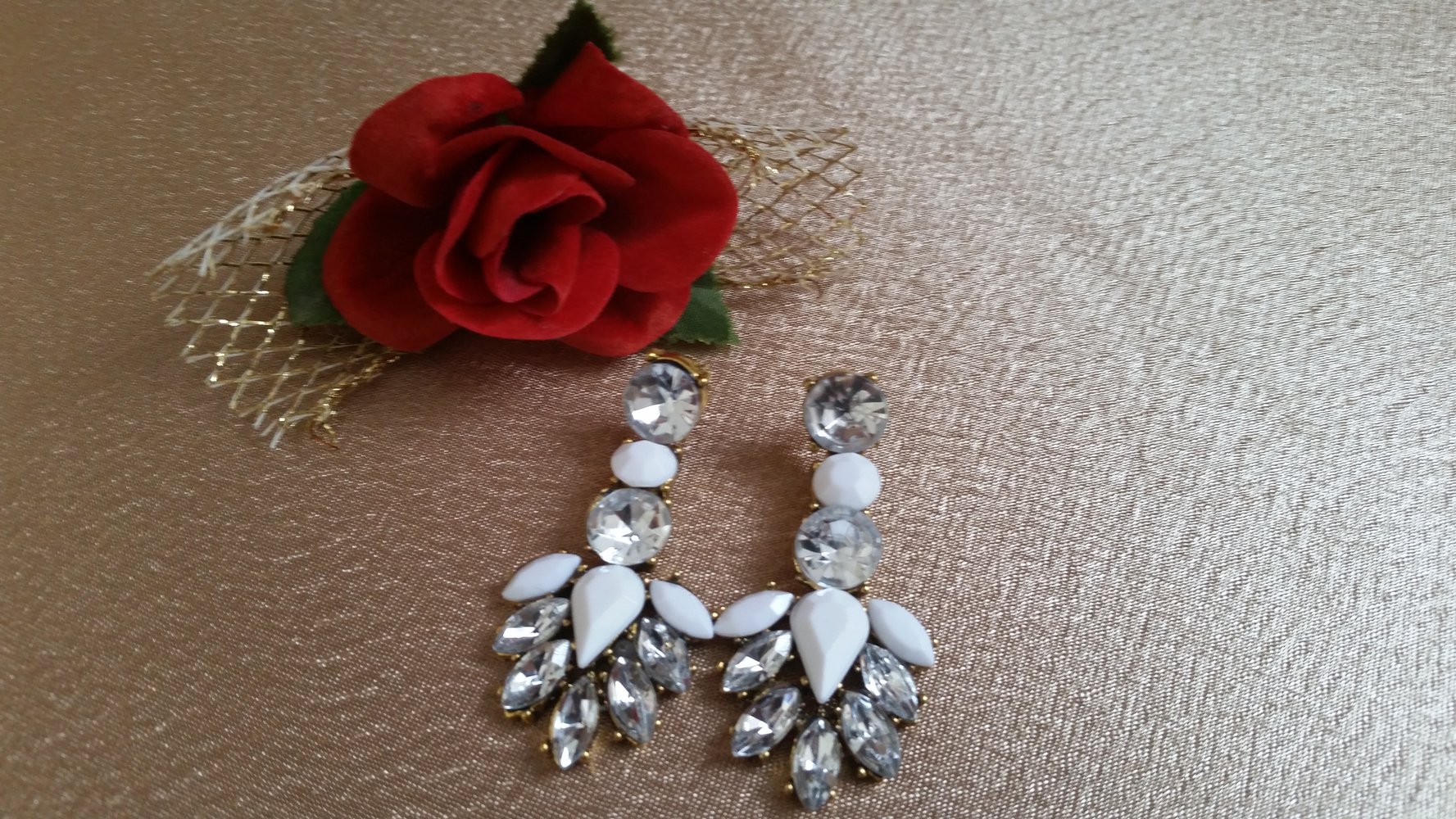 Wunderschöne weiße Ohrringe. 