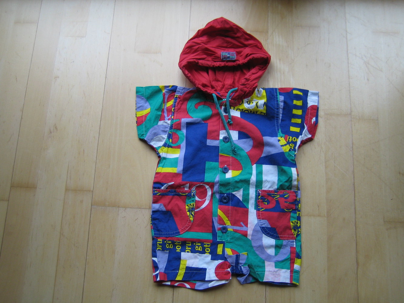 Kurzer Spielanzug mit Mütze 