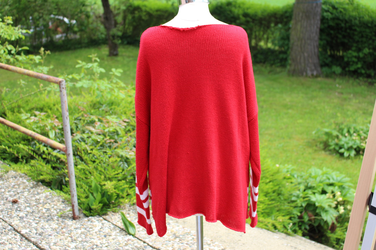 Cooler roter Pullover