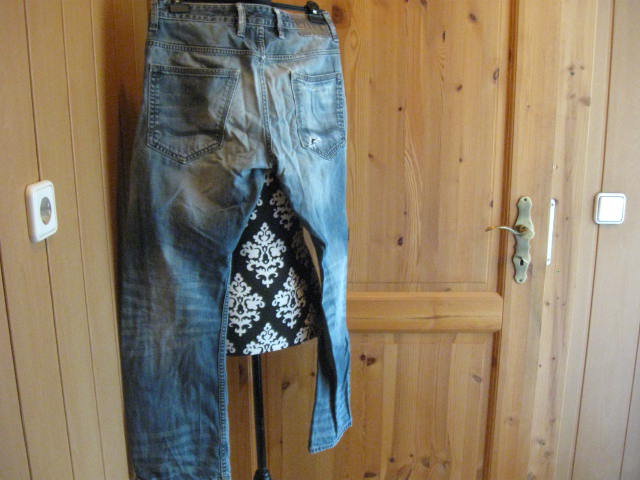 *** Jeans mit Löchern ***