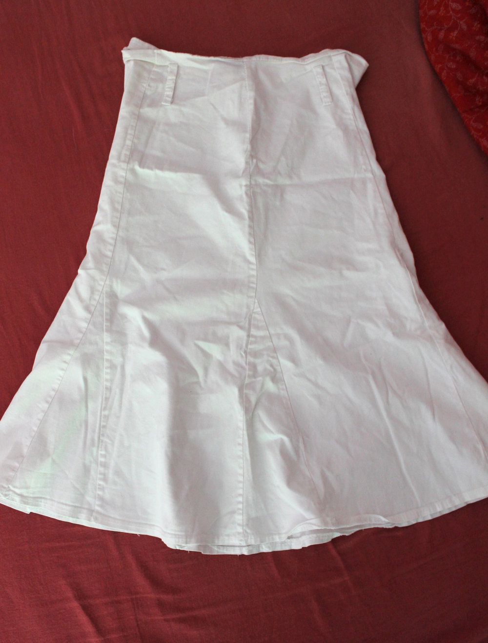 weißer, knielanger Sommerrock / Godetrock