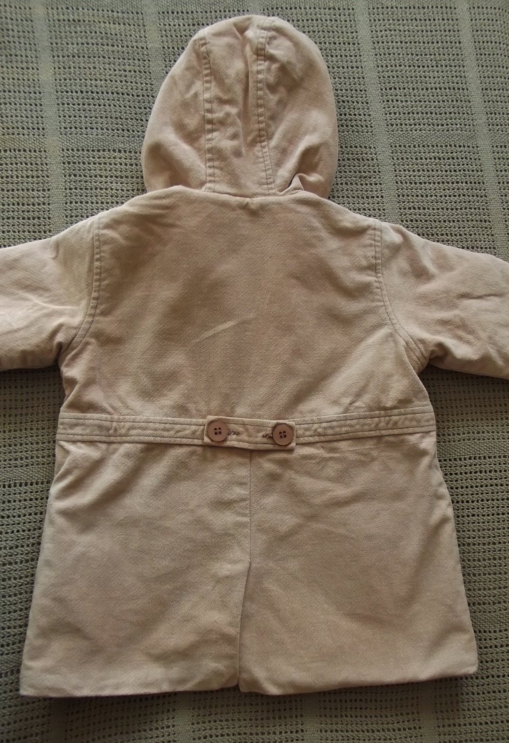 Süßes Mäntelchen mit Kapuze