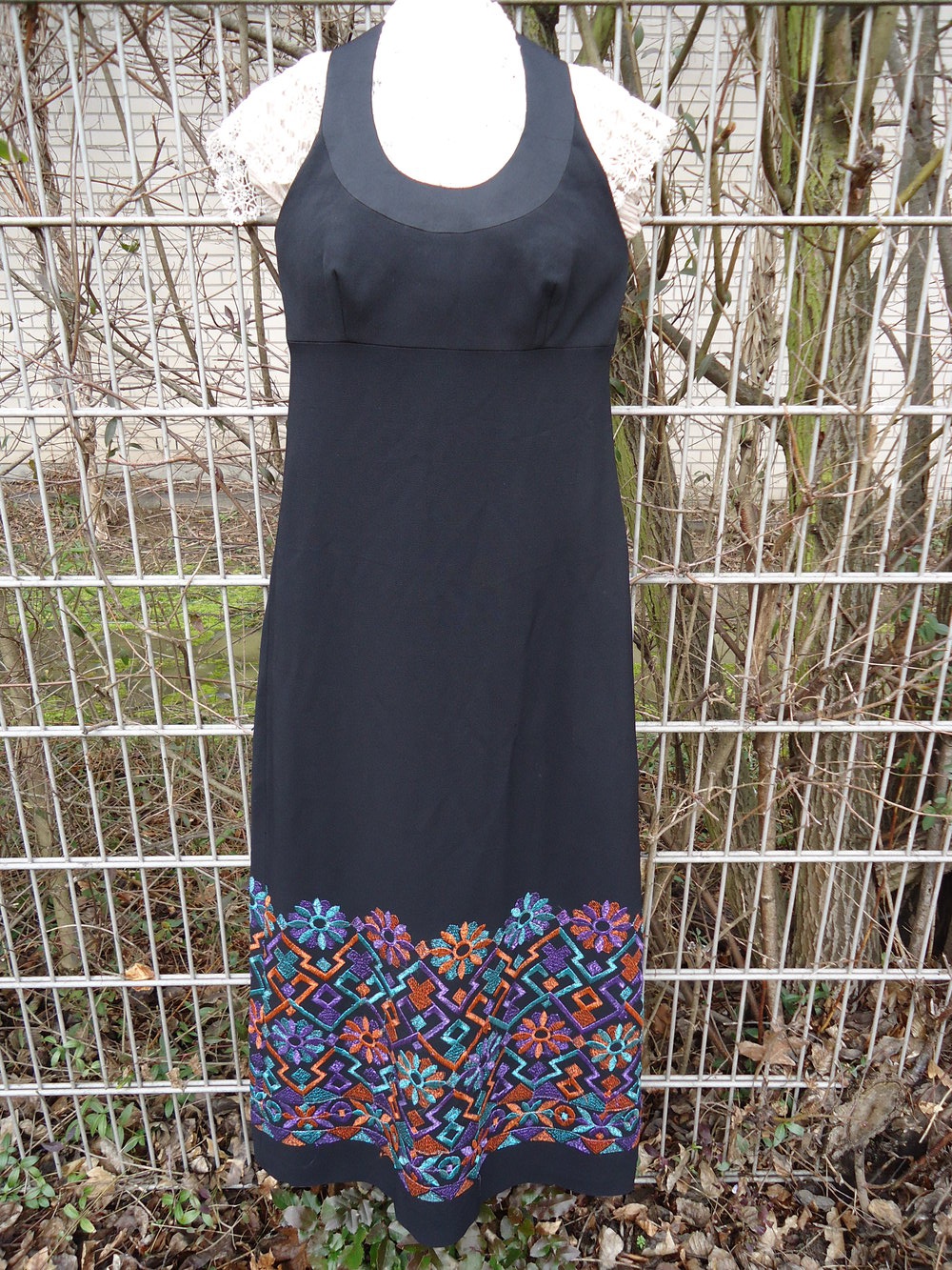 Besticktes langes Abendkleid