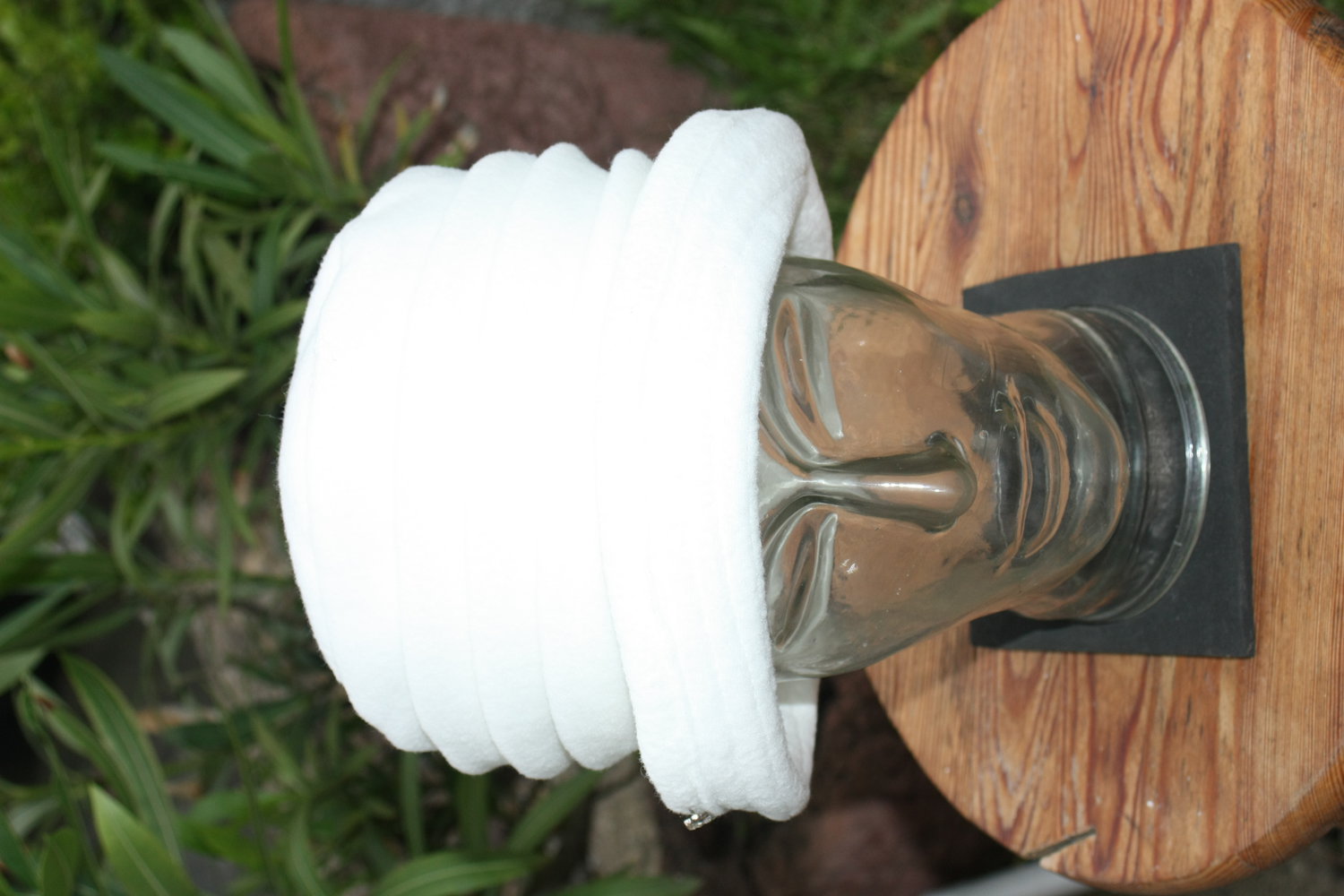 Wegener Mütze mit Raffung in weiß, waschbar bei 30°C, mit kleinem Anstecker seitlich, Gr. 57