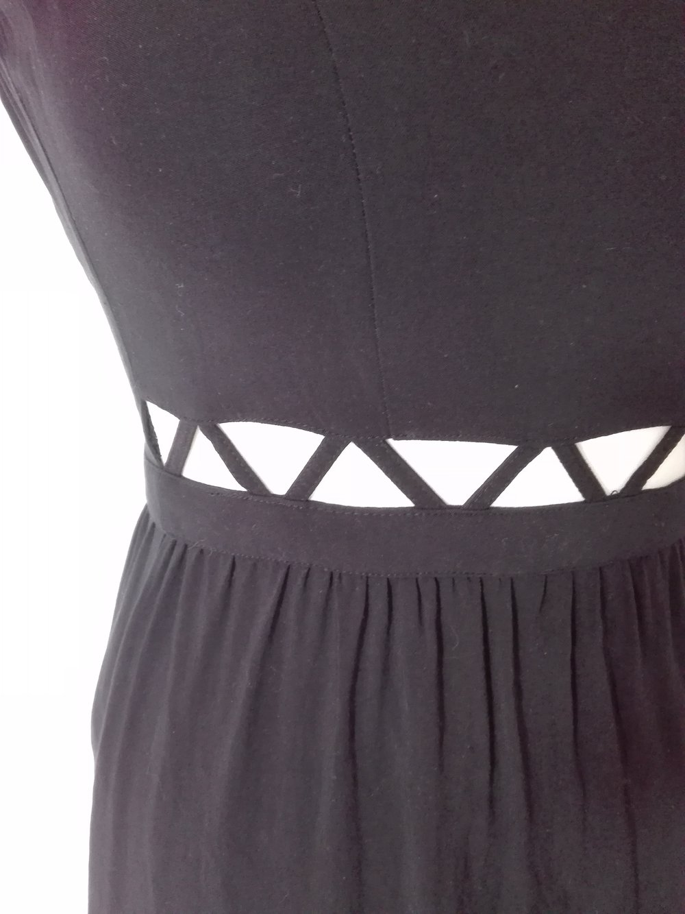 Schwarzes Kleid mit Details