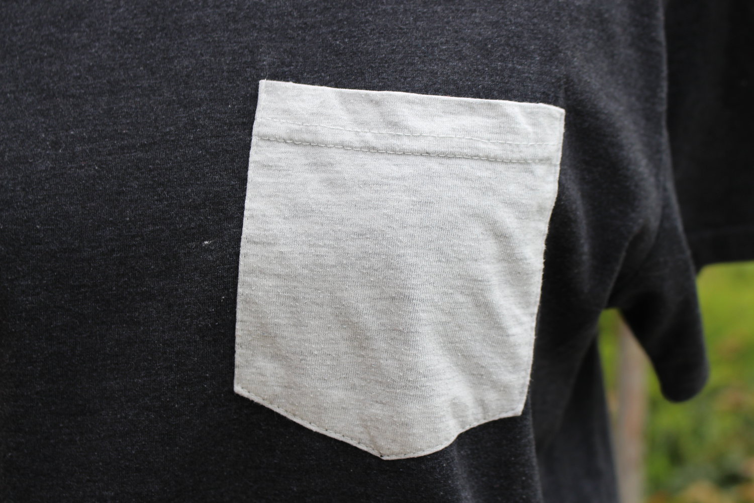 Dunkelgraues T-Shirt mit Brusttasche