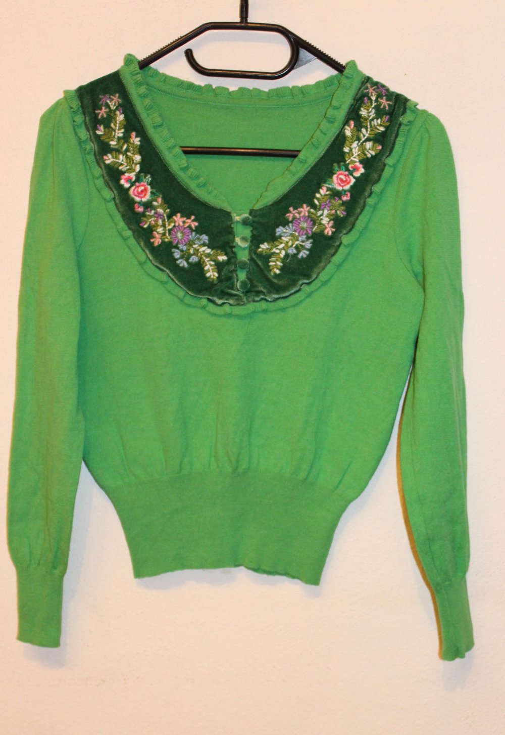 Grüner Pullover mit Blumen in Gr. 34/36