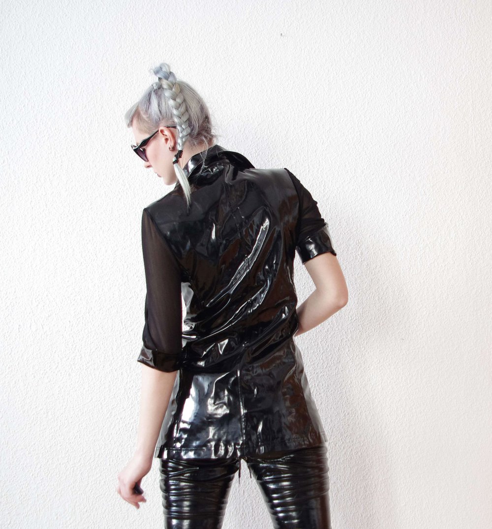 Schwarzes Lack Minikleid Gr. M Longjacke Schnürung Meshärmel