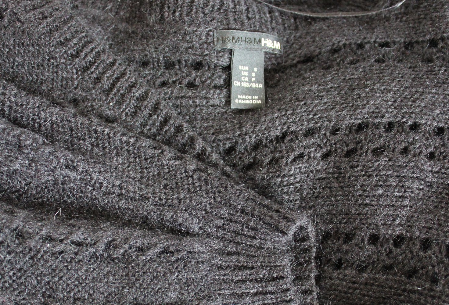 schwarze Strickjacke