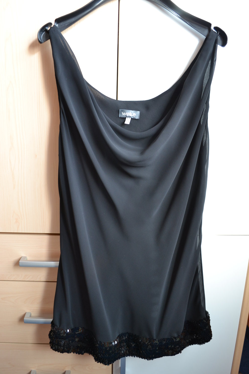 schwarzes elegantes Top mit Pailletten