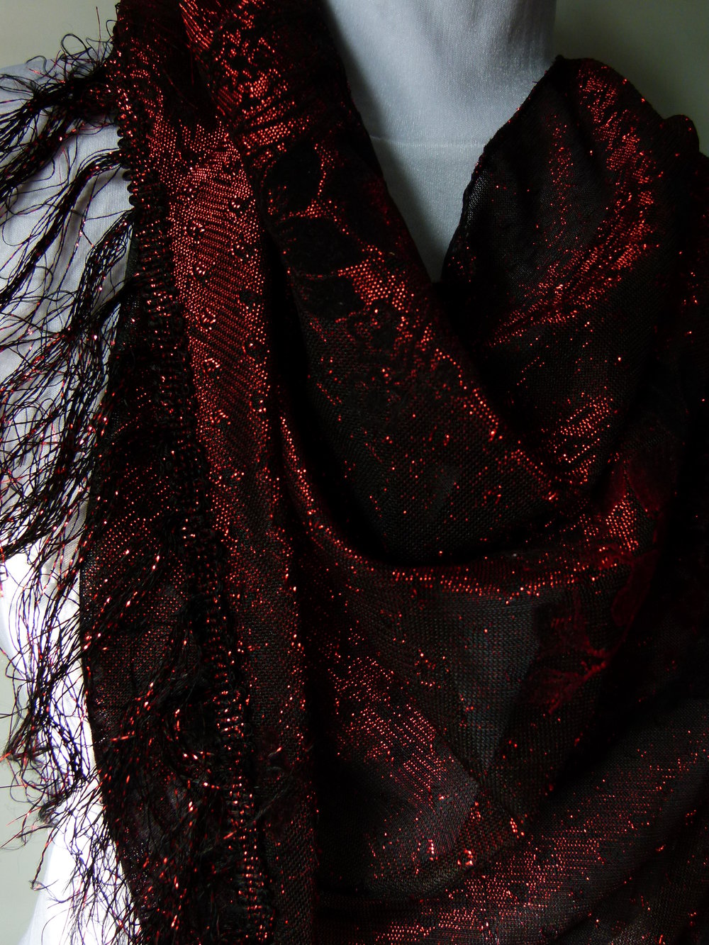 Dreieckstuch Hüfttuch aus Japan, schwarz rot glänzend mit samtigem Rosen-Motiv, Mori Boho Gothic Festival Retro Vintage Velvet