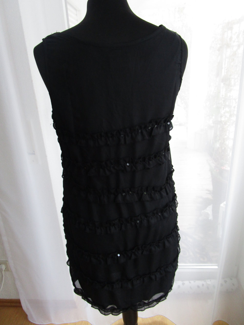 Schwarzes Kleid, das kleine schwarze