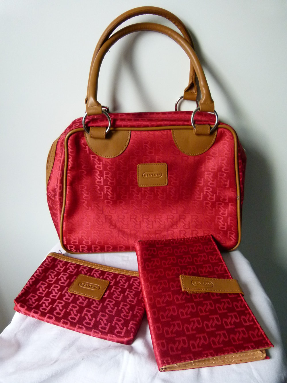 Revlon Taschen Set, 3er Set aus Kosmetiktasche, Beautycase und Beutel, rot & braun, NEU, Reise Travel Shopper