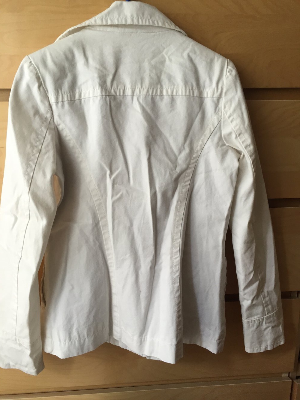 Weißer taillierter Kurzmantel