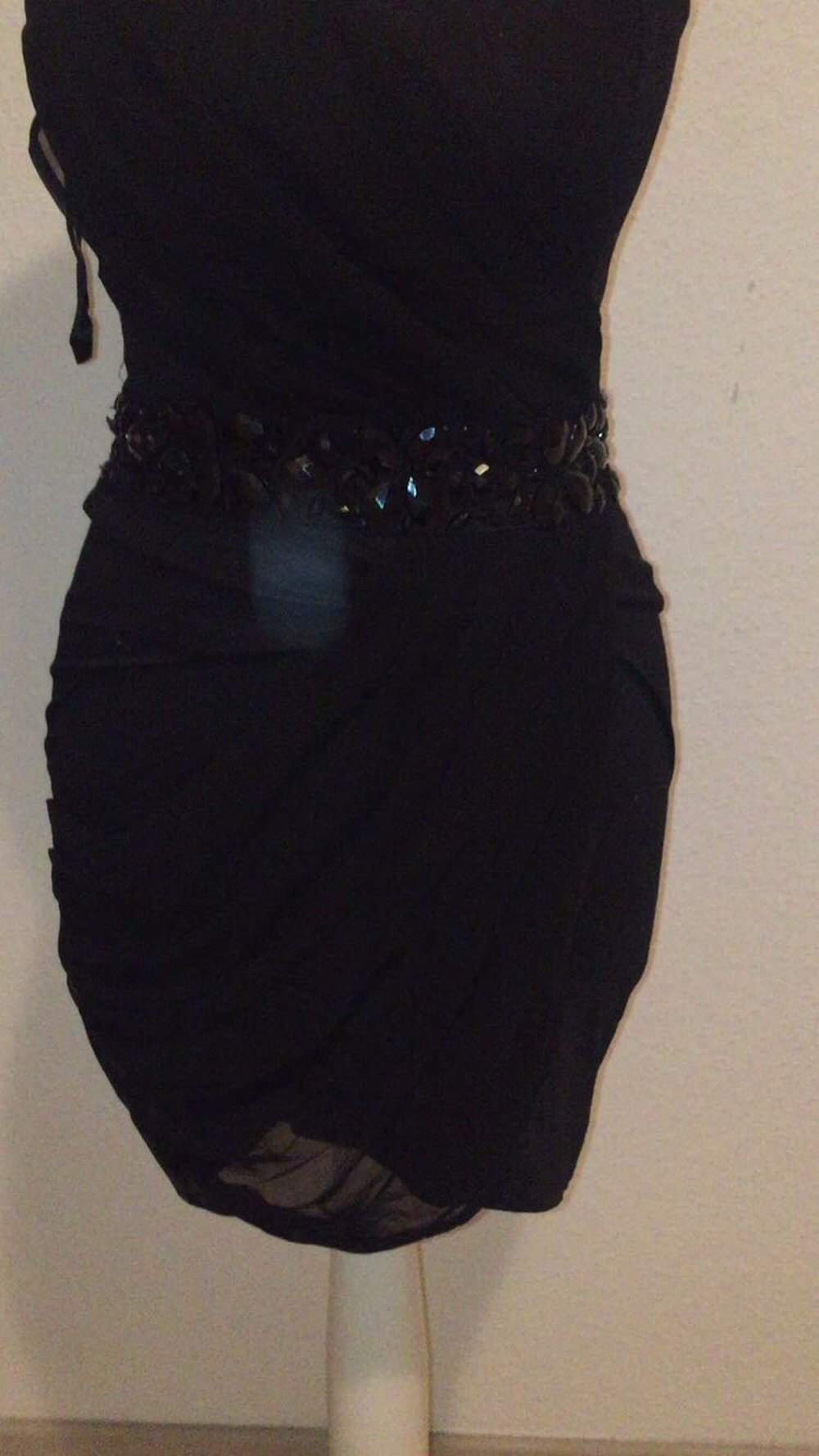 Sehr schönes schwarzes Mini mit Strasssteinen 